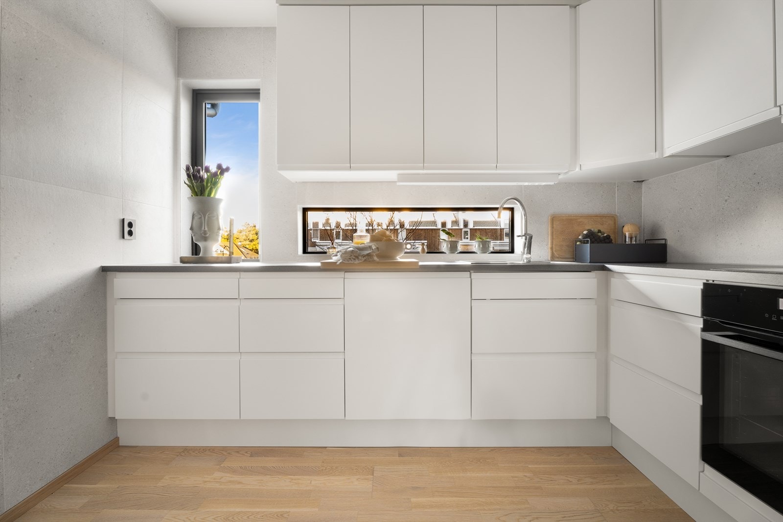 Kjøkkenet har rikelig med skap- og benkeplass. Galleribilde