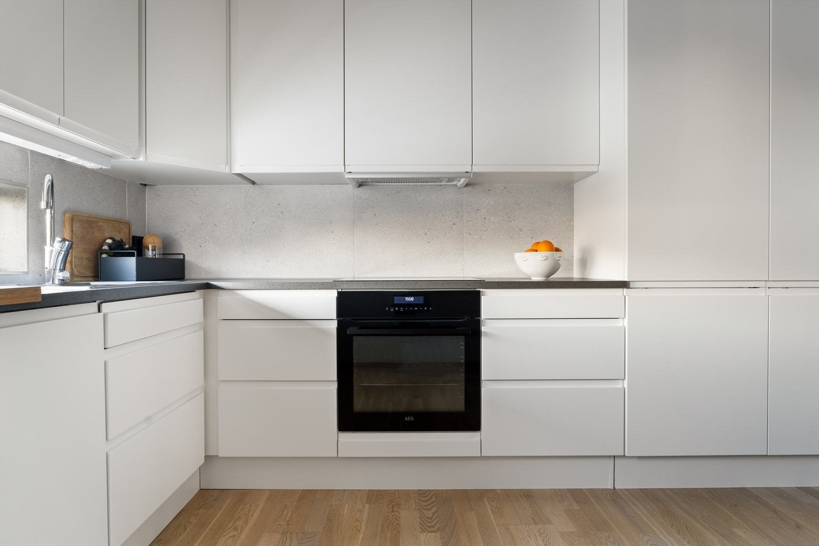 Integrert komfyr og induksjonstopp gir en effektiv matlagingsopplevelse. Galleribilde