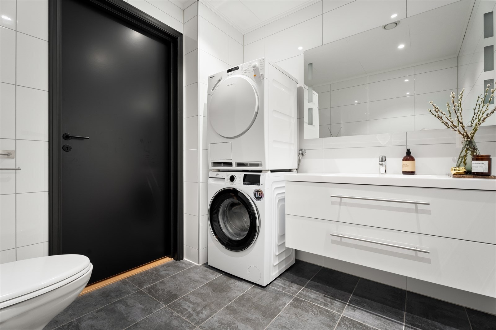 Servantinnredning med god oppbevaringsplass og avtrekk via balansert ventilasjon. Galleribilde