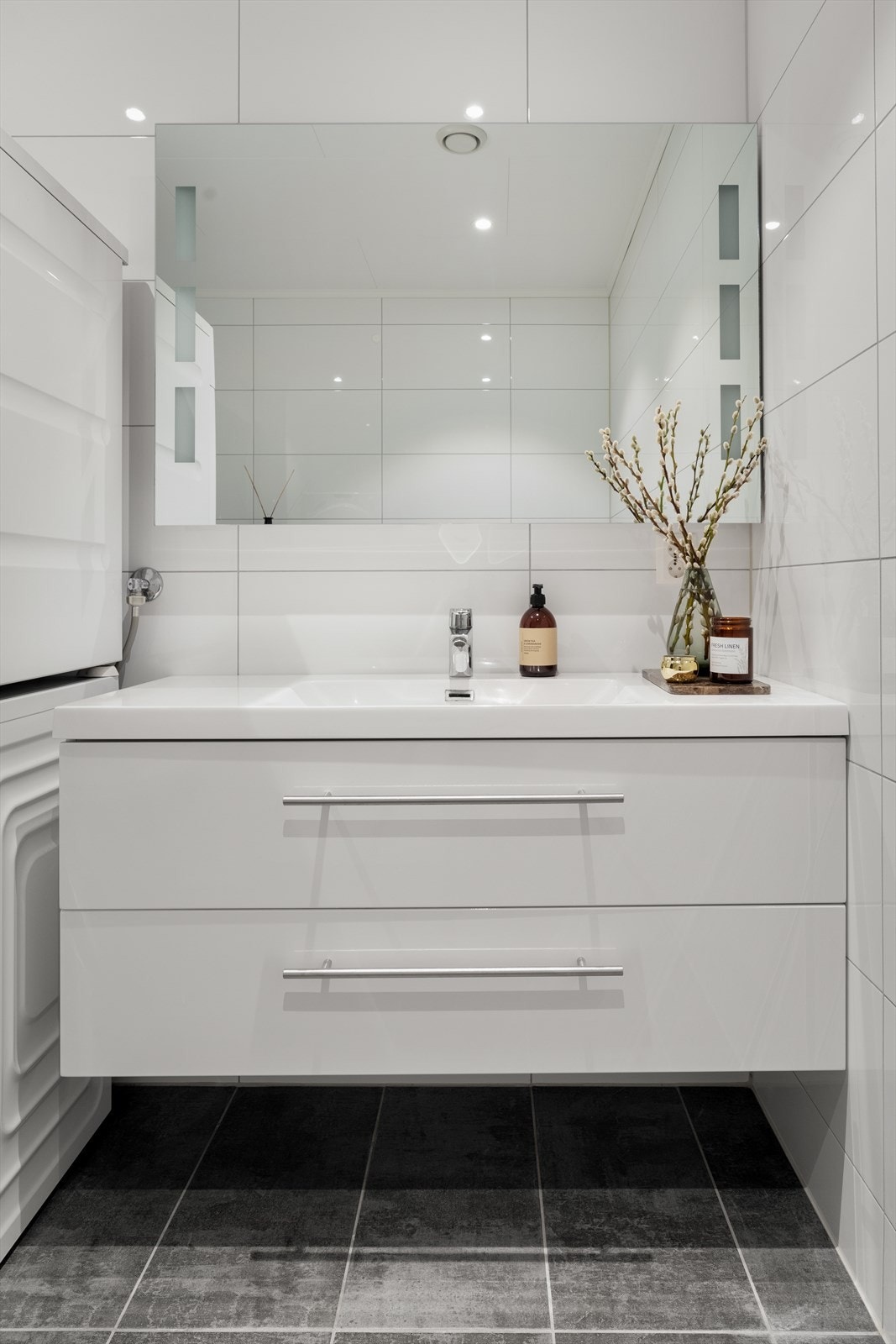 Hvit servantinnredning med god oppbevaringsplass og balansert ventilasjon. Galleribilde