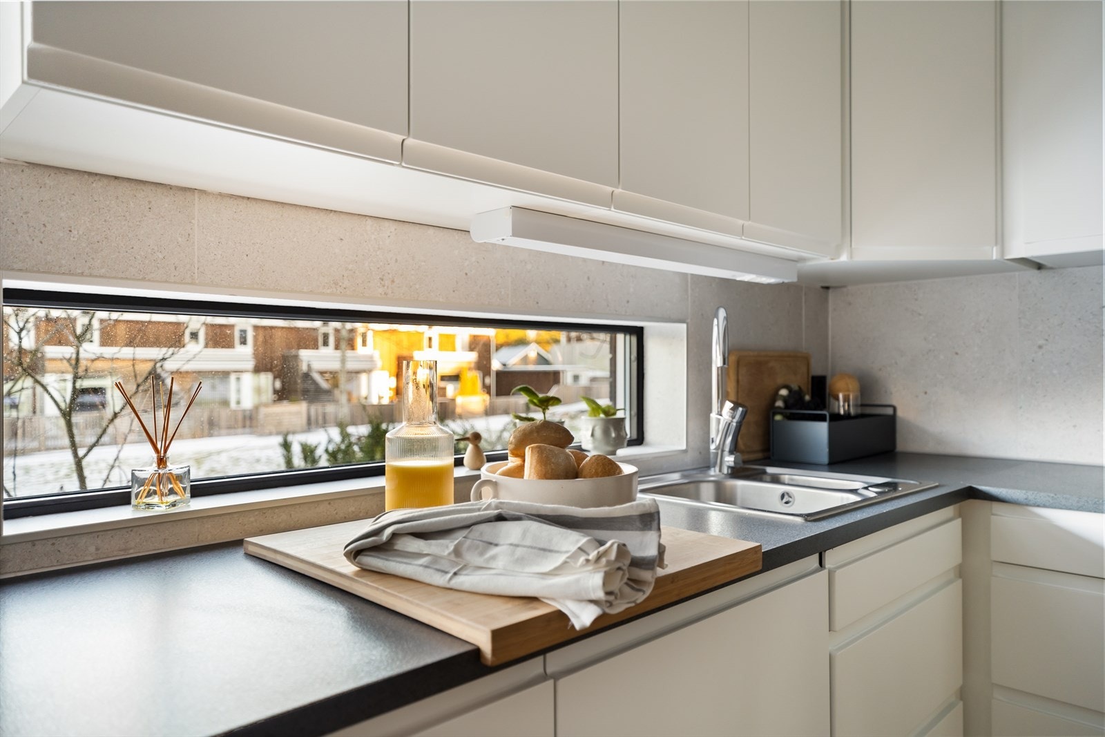 Vinduer gir godt lysinnslipp over benkeområdet. Galleribilde