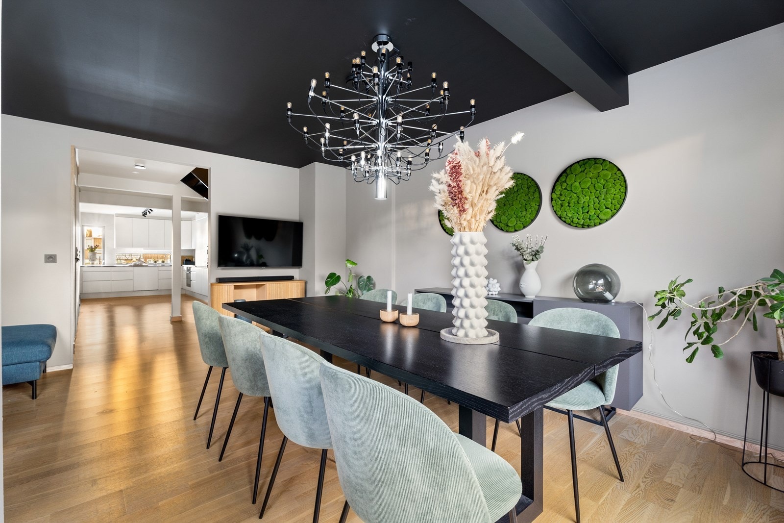 Parkettgulv gir en varm og innbydende følelse i rommet. Galleribilde