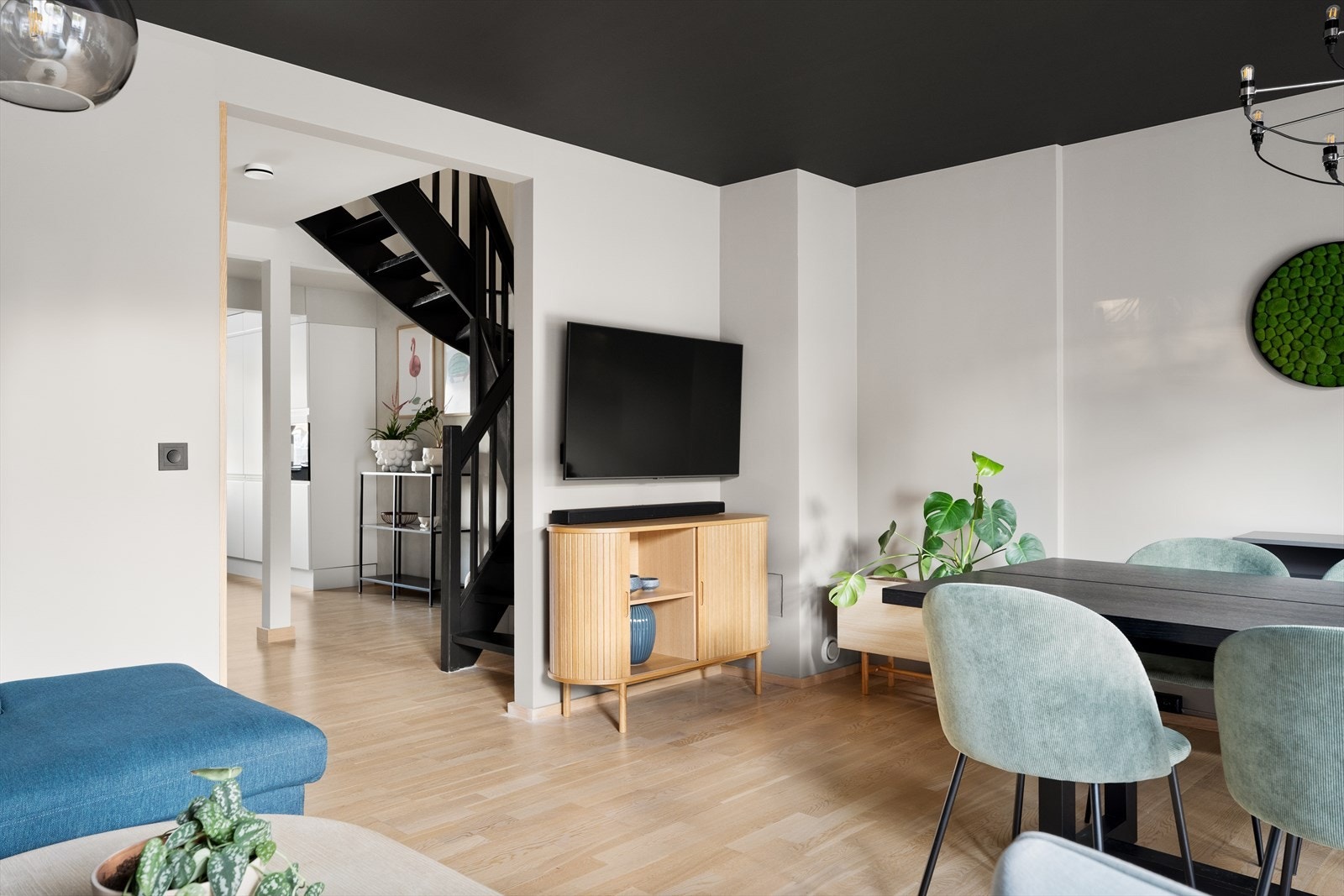 Det er pipeløp på stuen som gir muligheter for å installere vedovn. Galleribilde