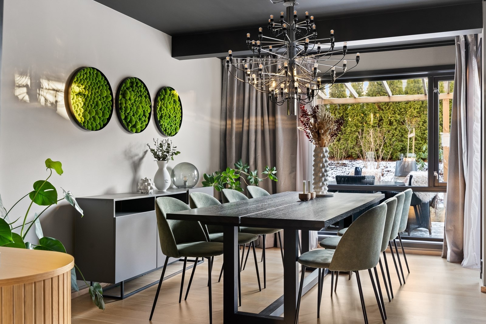 Utgang til terrasse gir enkel tilgang til uteområdet fra oppholdsrommet. Galleribilde