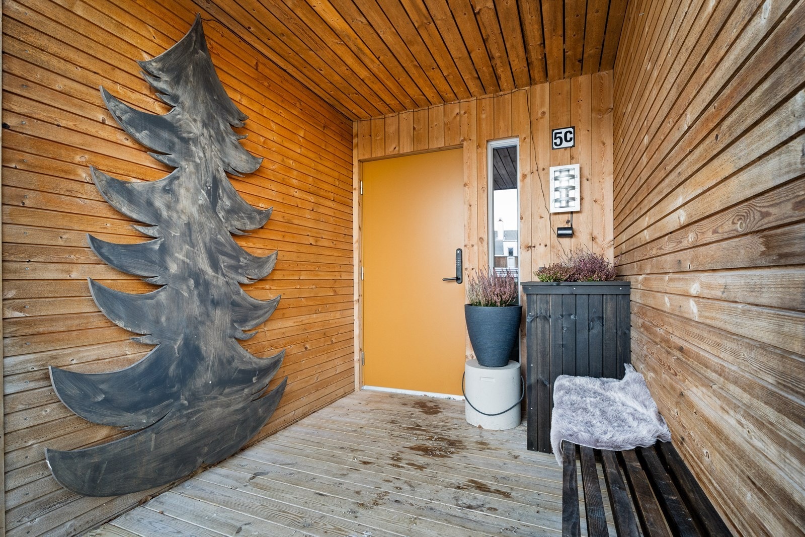 Beiset treverk og malt inngangsdør gir en innbydende fasade med god værbestandighet. Galleribilde