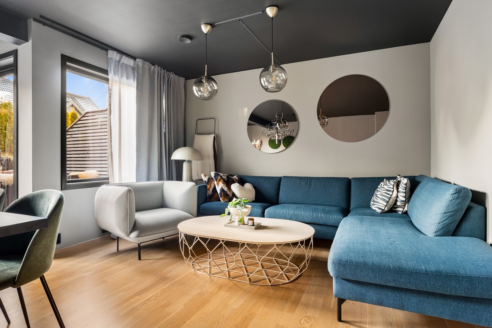 Utsyn mot hageområde fra stuen gir en rolig atmosfære. Galleribilde