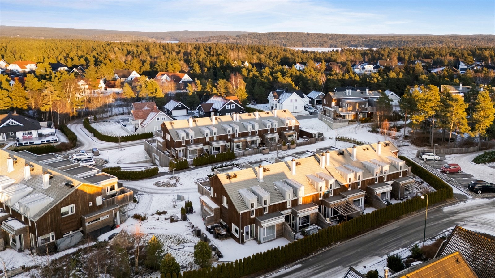 Rekkehusene har sørvestvendt terrasse med tilgang fra stuen, ideelt for solrike dager. Galleribilde