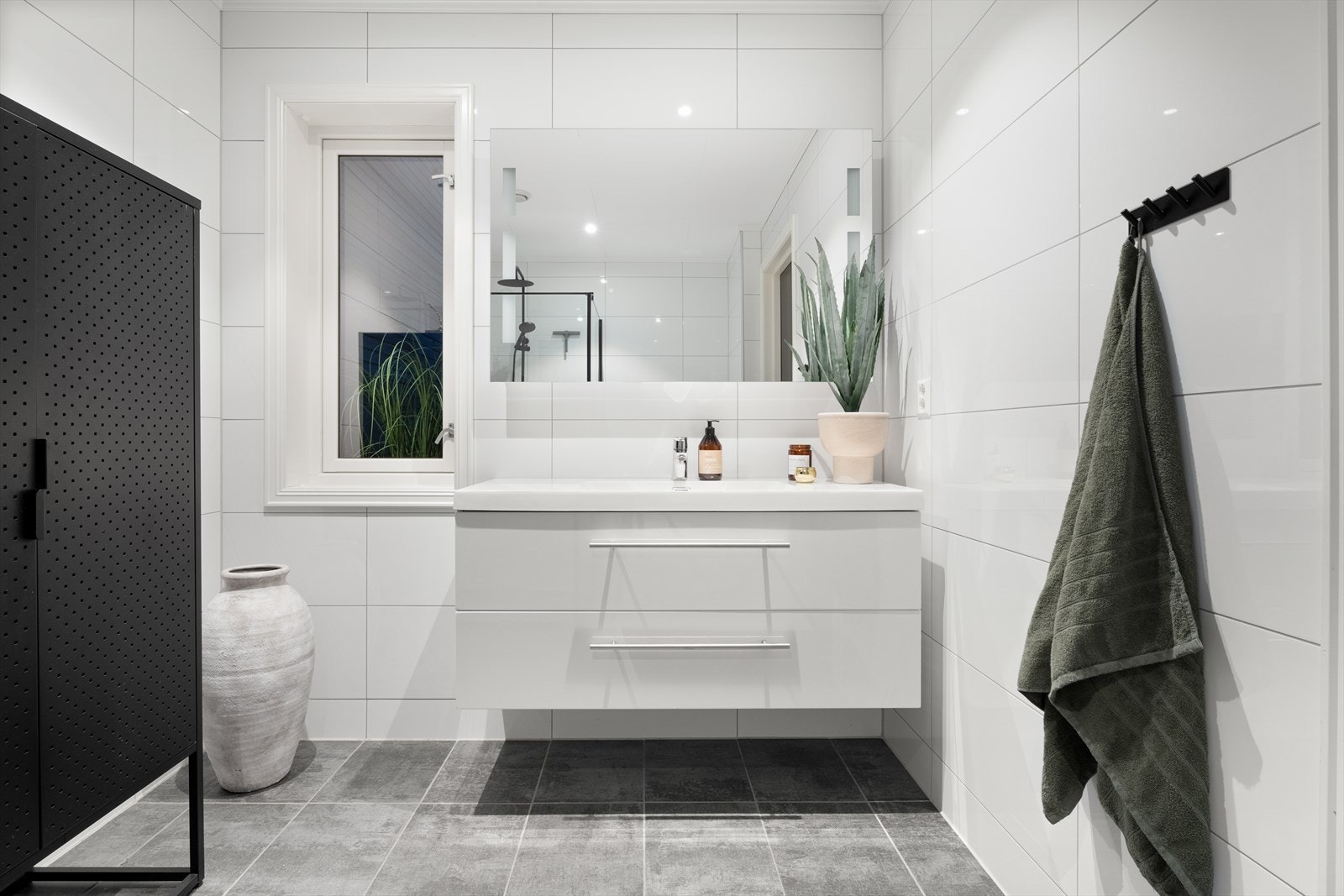 Speil over servant gir rommet en følelse av åpenhet og lys. Galleribilde