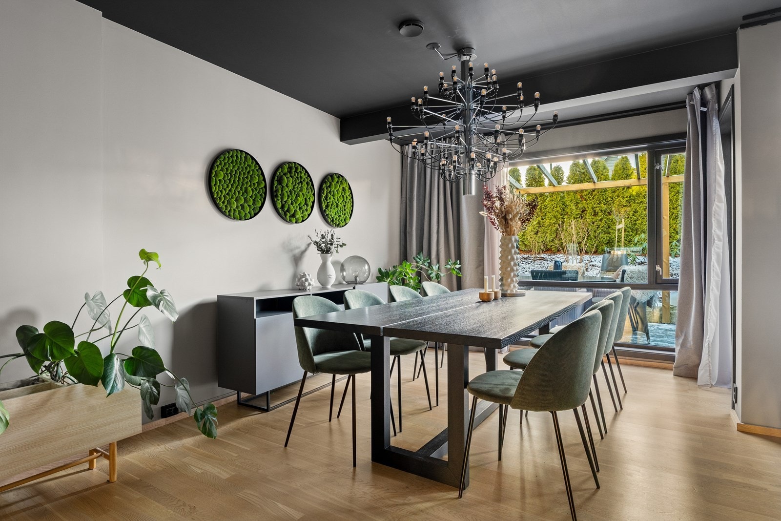 Store vinduer gir naturlig lys og utsikt til uteområdet fra spisestuen. Galleribilde