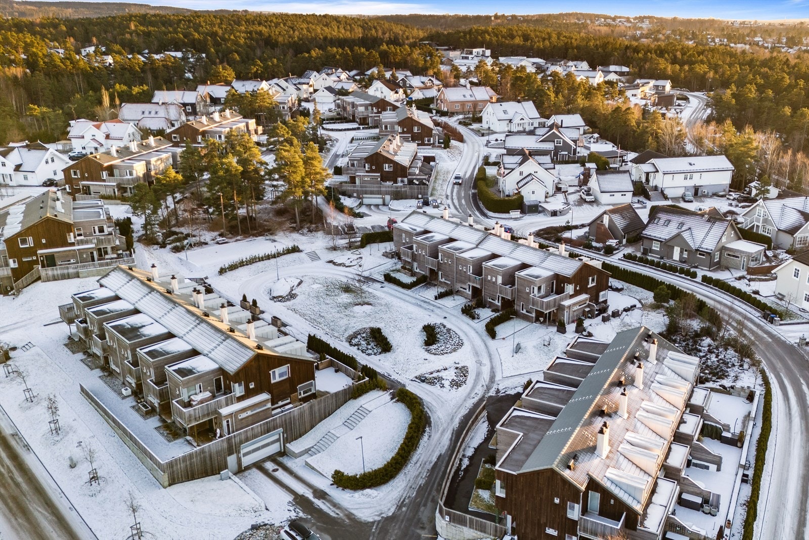 Boligen ligger i et nyere boligområde med kort avstand til friluftsområder og skoler. Galleribilde