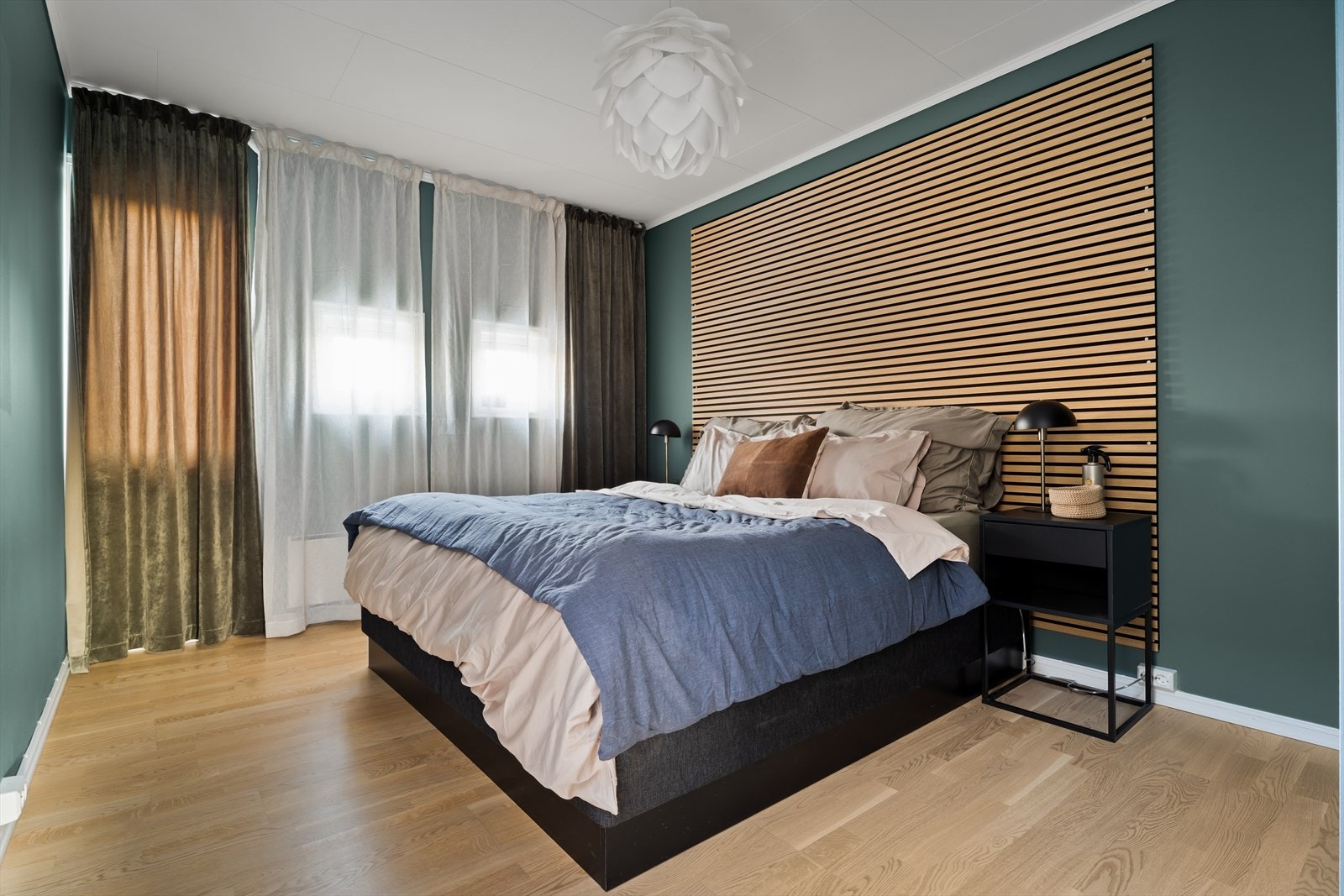 Spilevegg gir en moderne kontrast til de malte veggene, mens parkettgulvet gir en varm følelse. Galleribilde