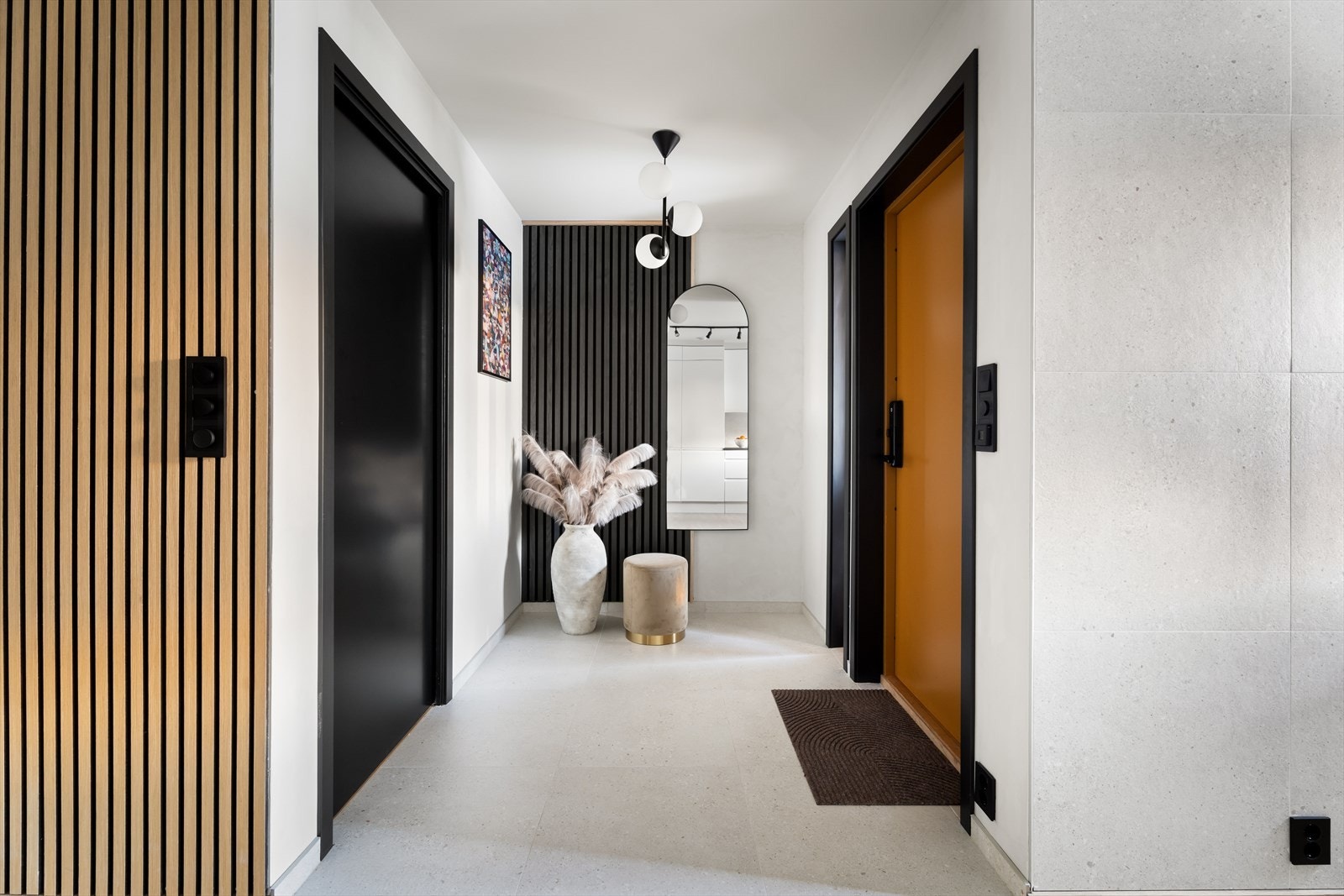 Entréen har flislagt gulv og spilevegg, som gir et stilfullt og praktisk inngangsparti. Galleribilde