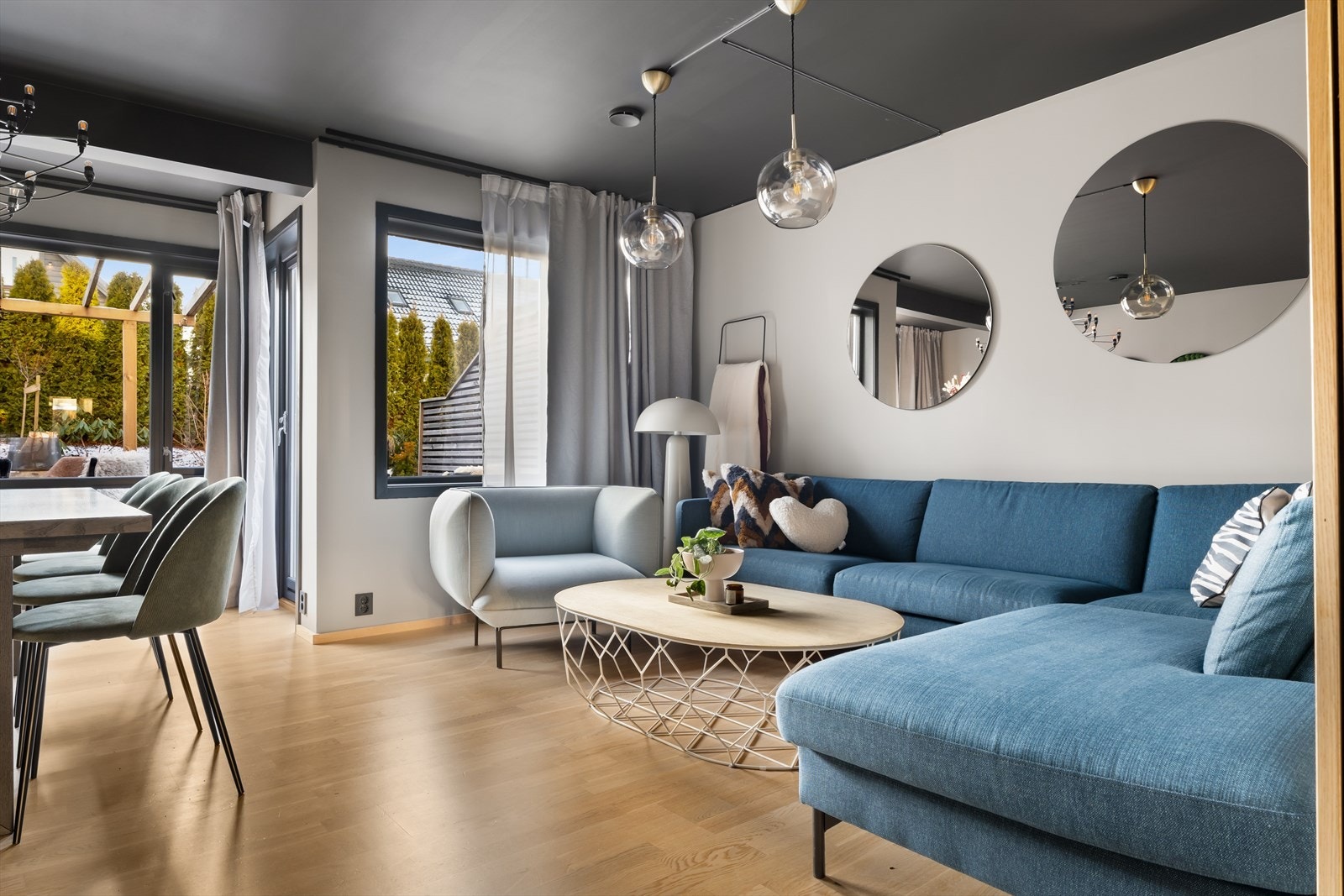 Stuen er malt opp i lune- og behagelige veggfarger. Galleribilde