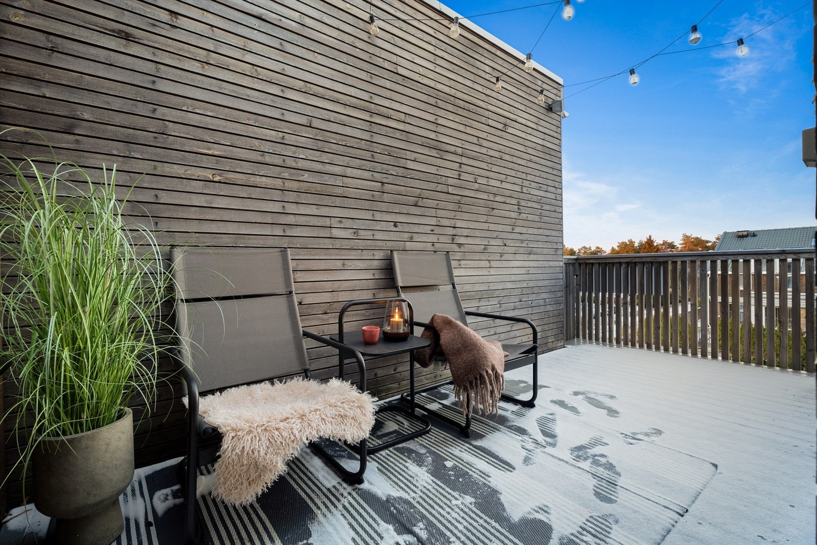 9 m² balkong i andre etasje over inngangspartiet. Galleribilde