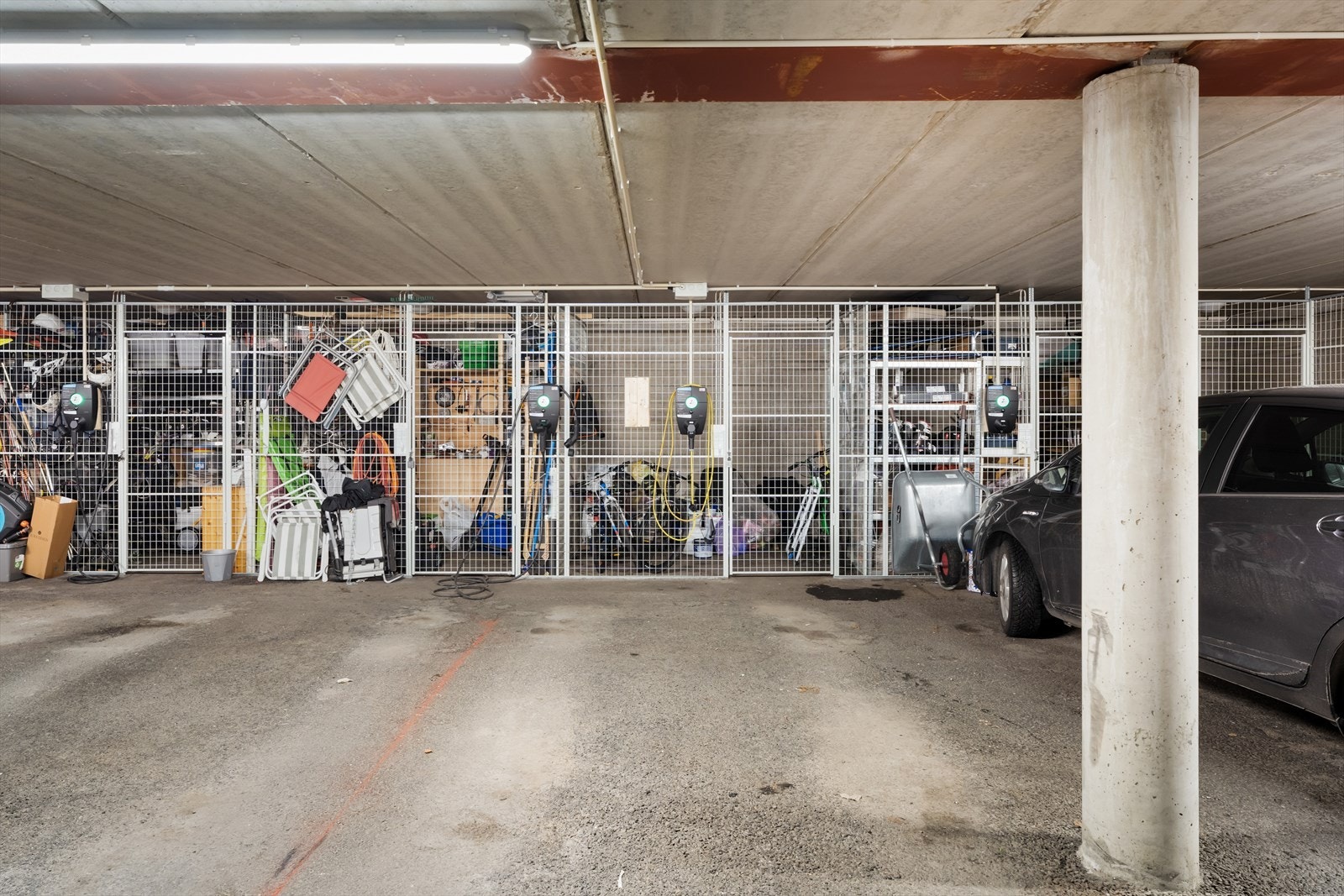 Boligen disponerer en plass i felles garasjeanlegg, som gir praktisk parkering og enkel tilgang til eiendommen. Galleribilde