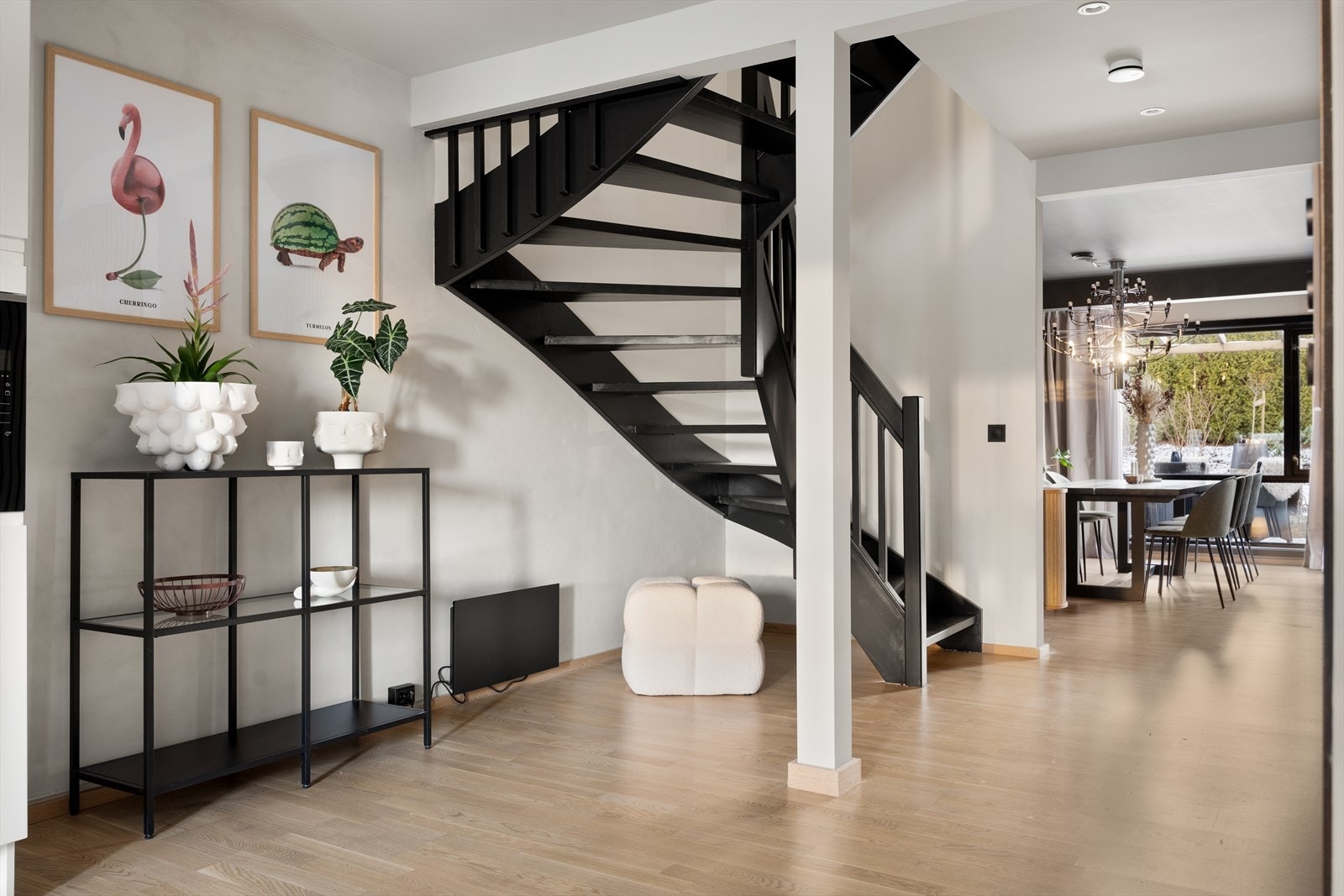 Malt tretrapp gir forbindelse mellom etasjene. Galleribilde