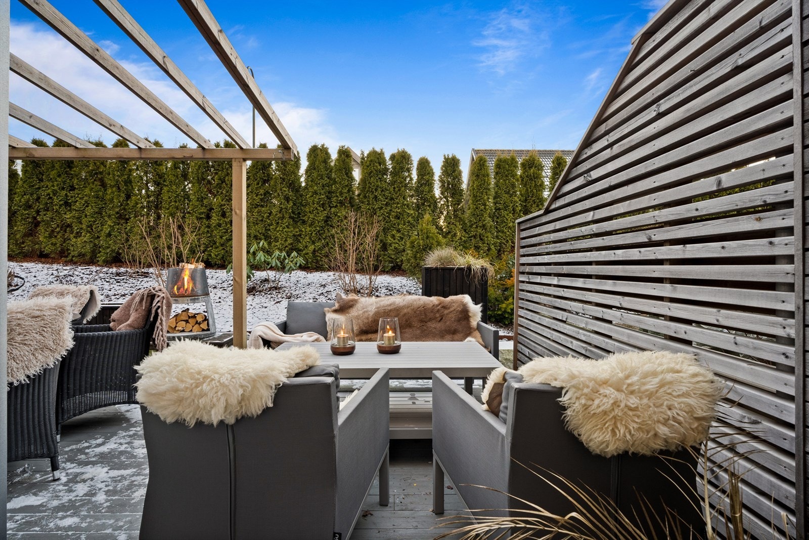 Skjermvegg og pergola gir terrassen en privat atmosfære med mulighet for skjerming. Galleribilde