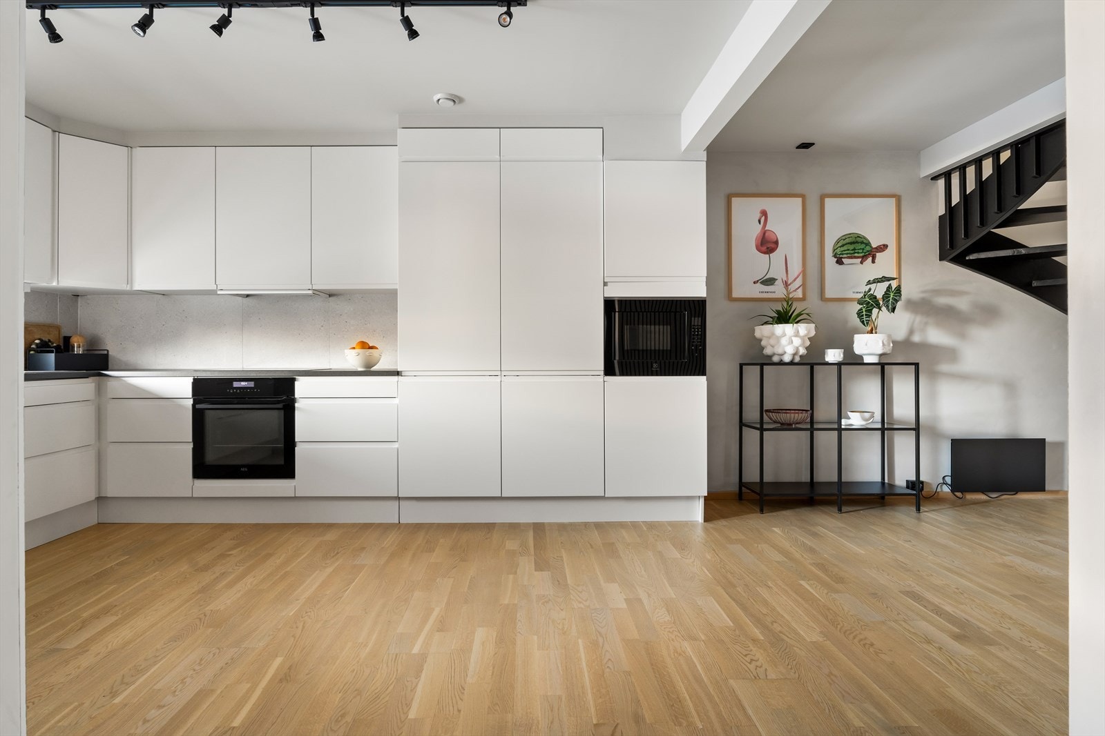 God plass til oppbevaring med høye skap og integrerte hvitevarer. Galleribilde