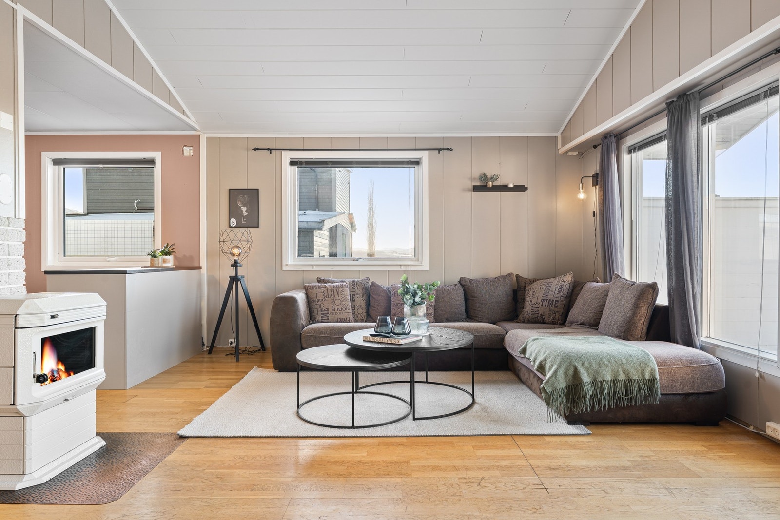 Store vindusflater gir stuen mye naturlig lysinnslipp. Galleribilde