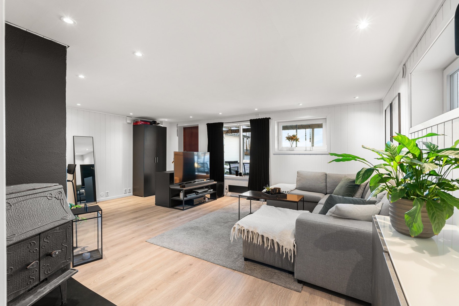 Sokkeletasje med egen inngang. Galleribilde