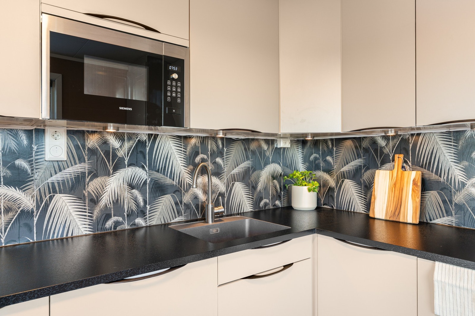 Kjøkken har integrert platetopp, stekeovn, mikrobølgeovn, kjøleskap og oppvaskmaskin. Galleribilde