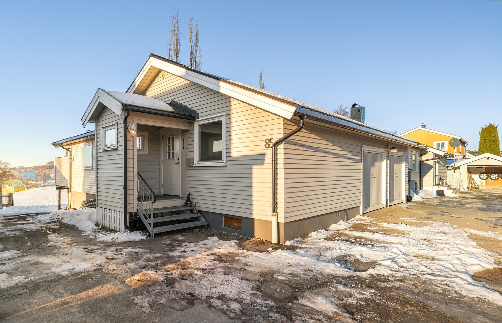 Innholdsrik vertikaldelt tomannsbolig med flott beliggenhet. Galleribilde