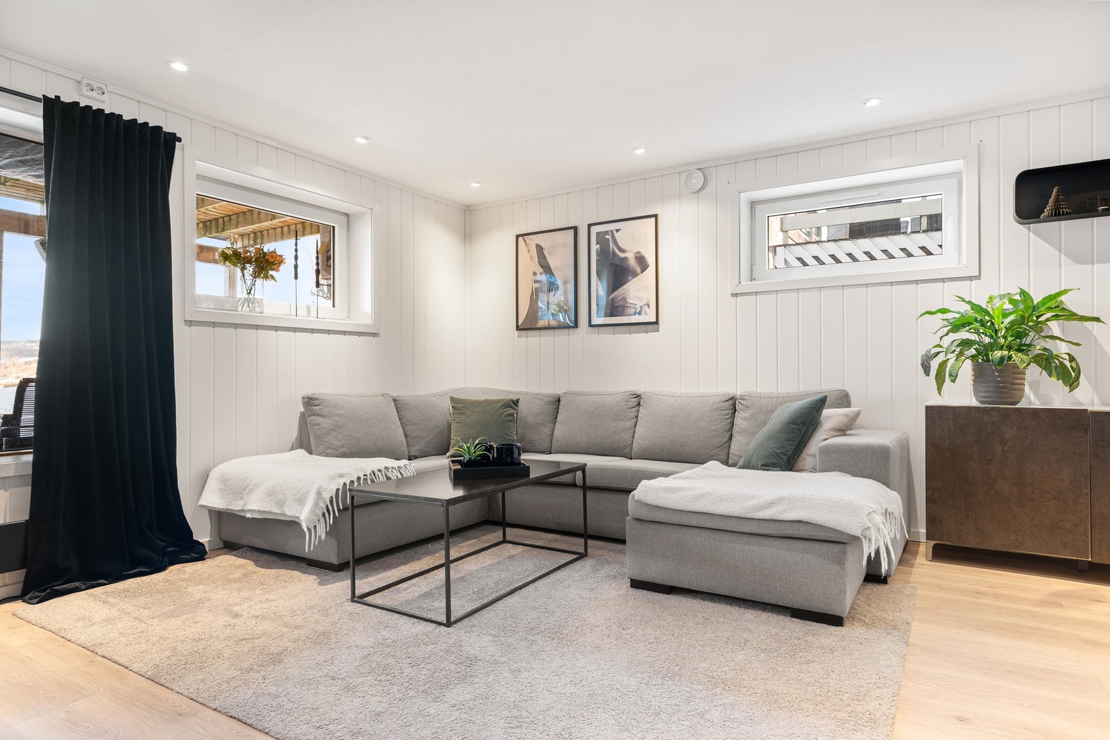 God plass til en romslig sittegruppe. Galleribilde