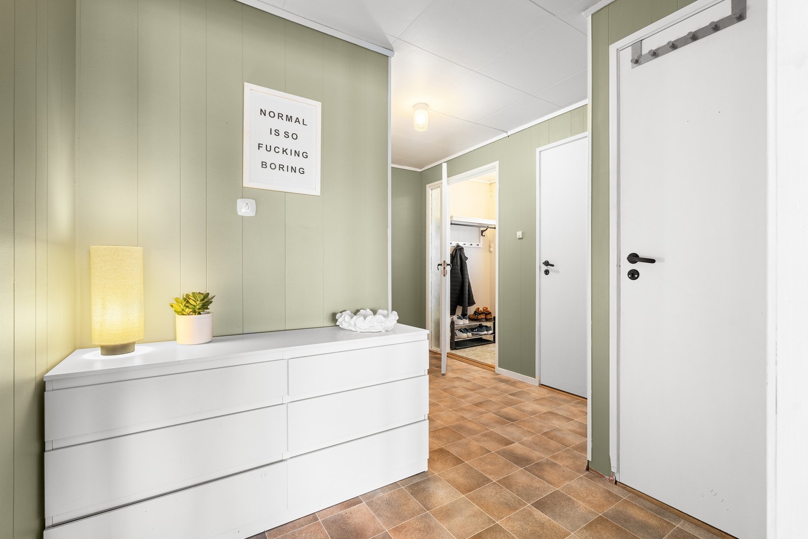 Romslig gang med mulighet for oppbevaring. Galleribilde