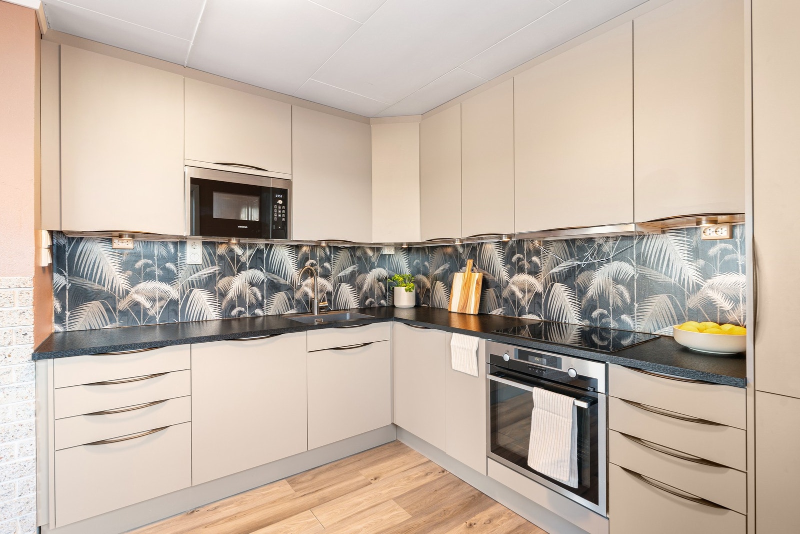 Romslig kjøkken med mye skap-og benkeplass. Galleribilde