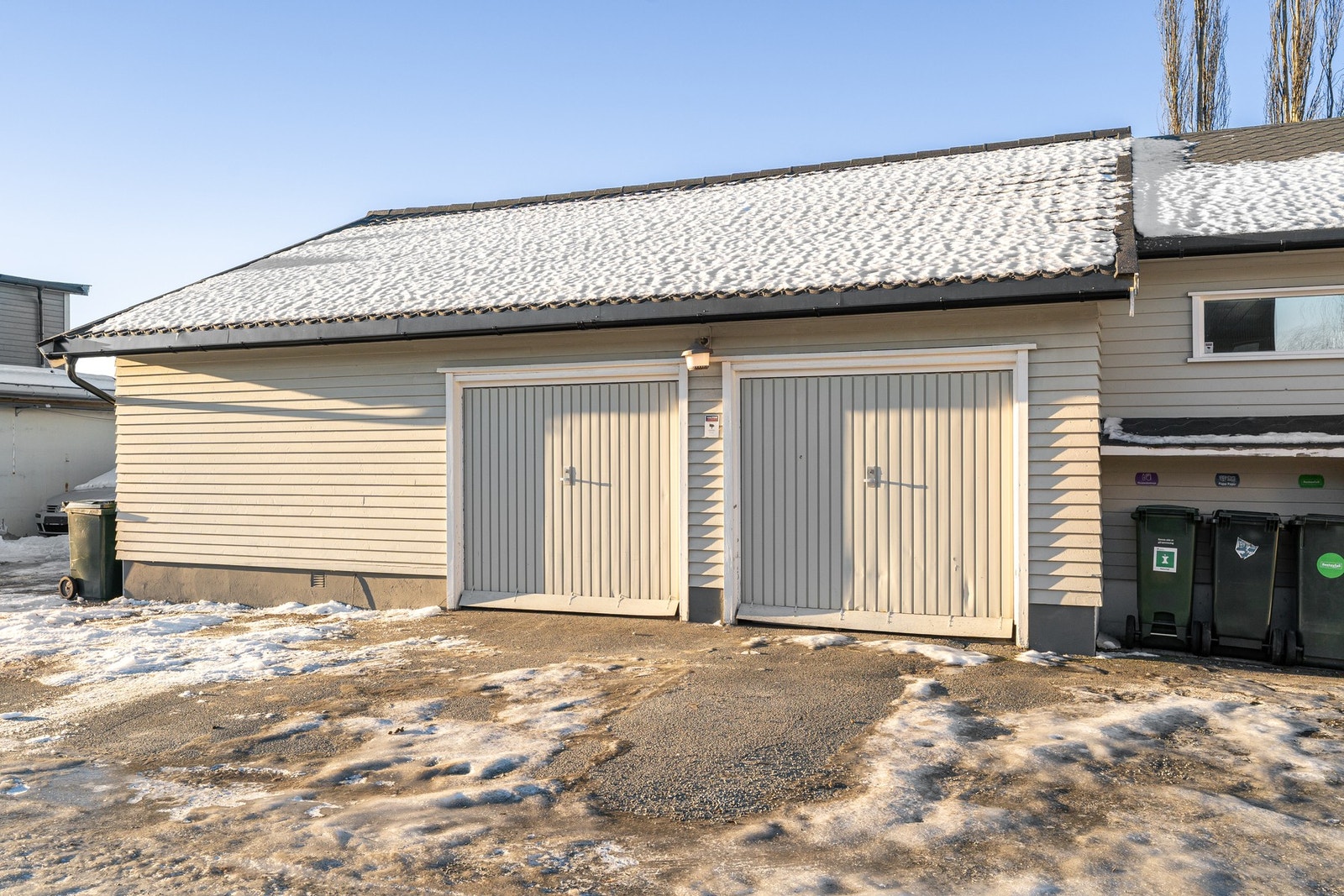 Boligen har en romslig dobbelgarasje. Galleribilde