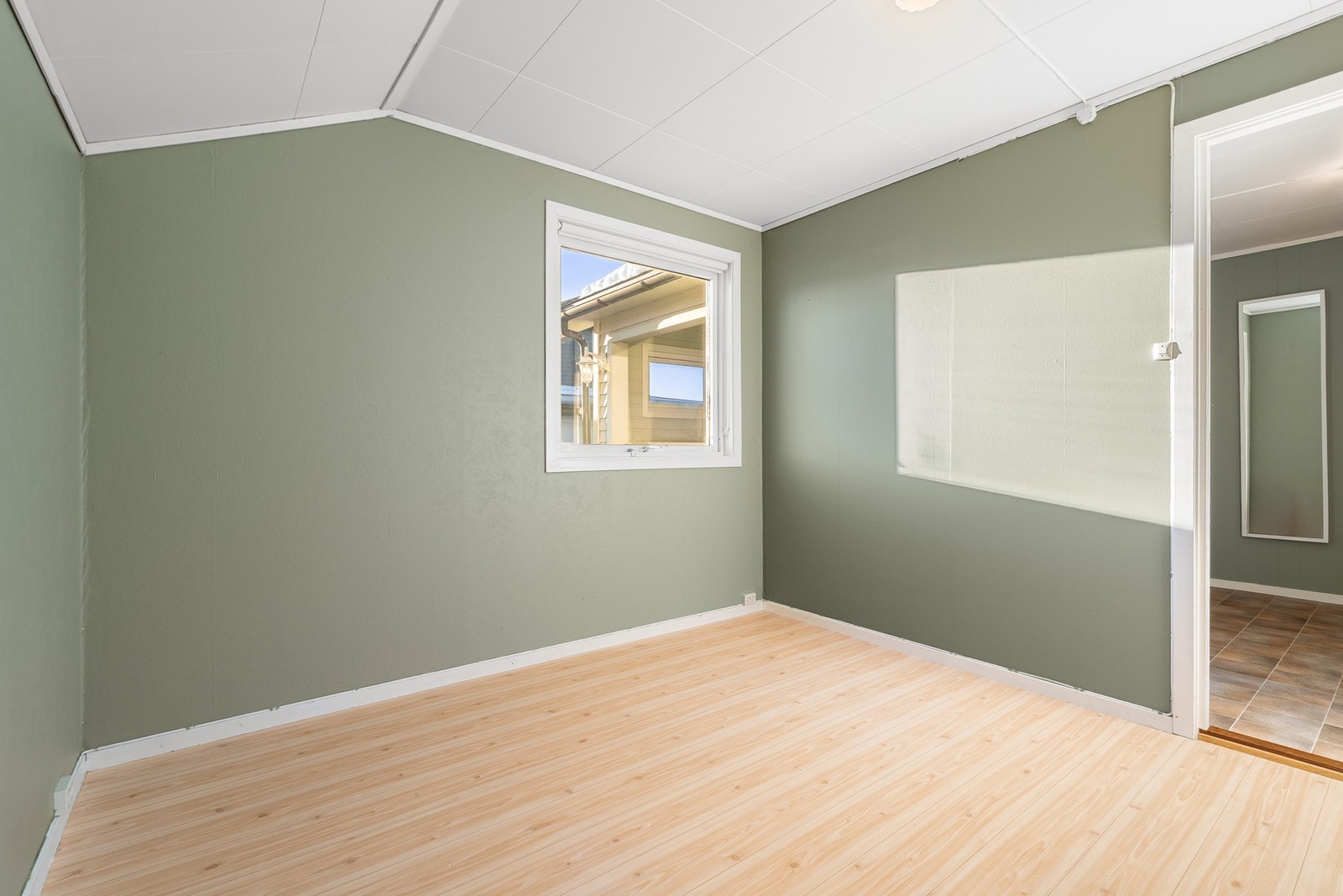 Boligen har to romslige soverom i 1. etasje. Galleribilde