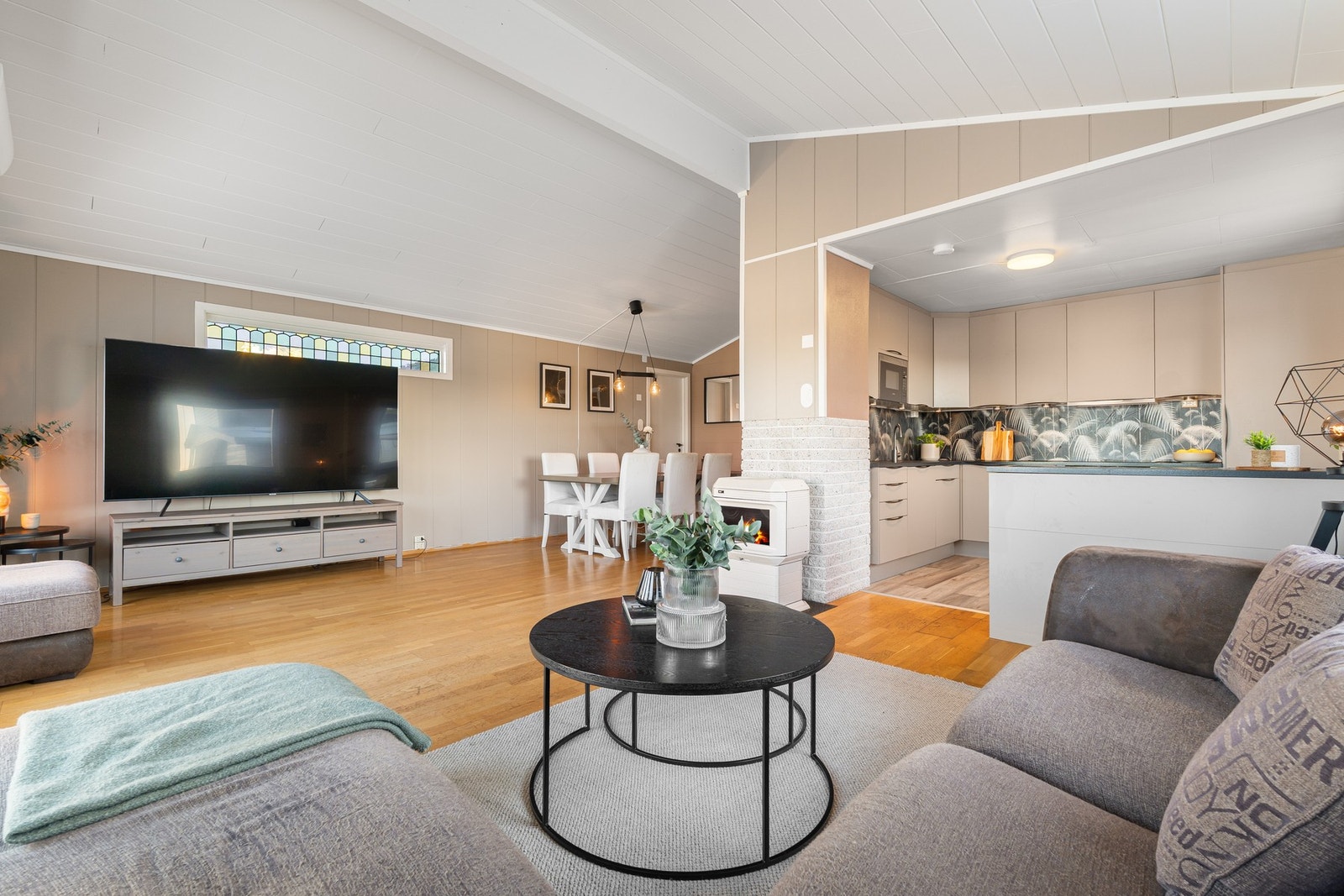 Lys stue med god plass til flere sittegrupper. Galleribilde