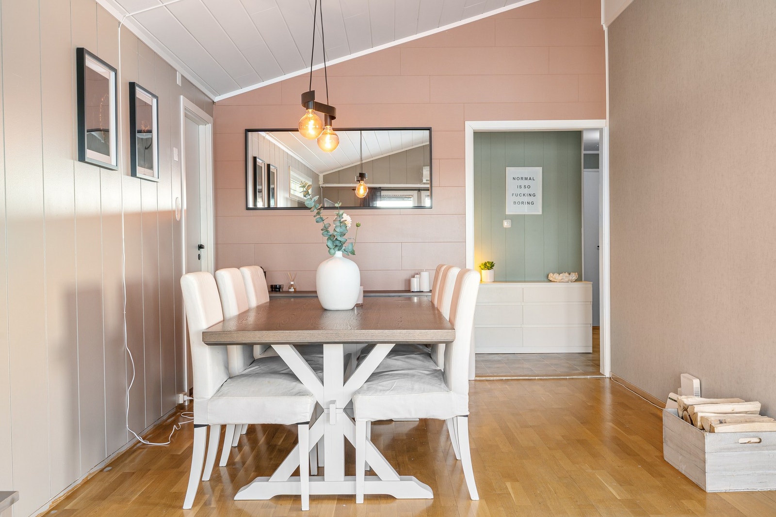 God plass til et romslig spisestuebord til hyggelige sammenkomster. Galleribilde