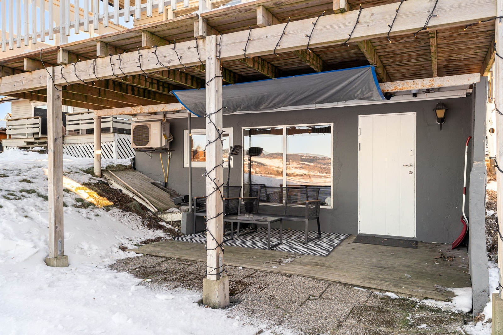 Egen inngang til sokkeletasje. Galleribilde