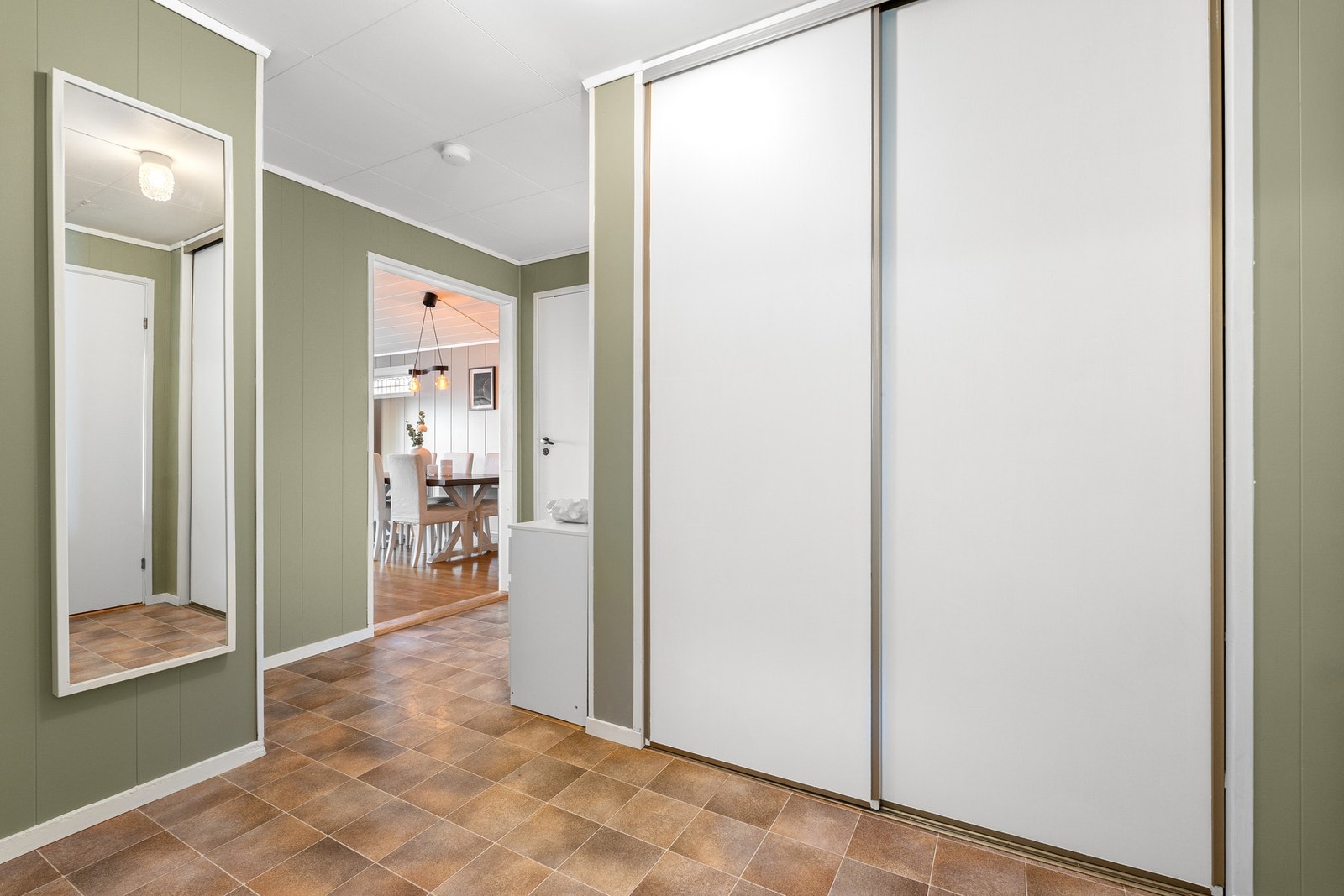 Skyvedørsgarderobe i gang. Galleribilde