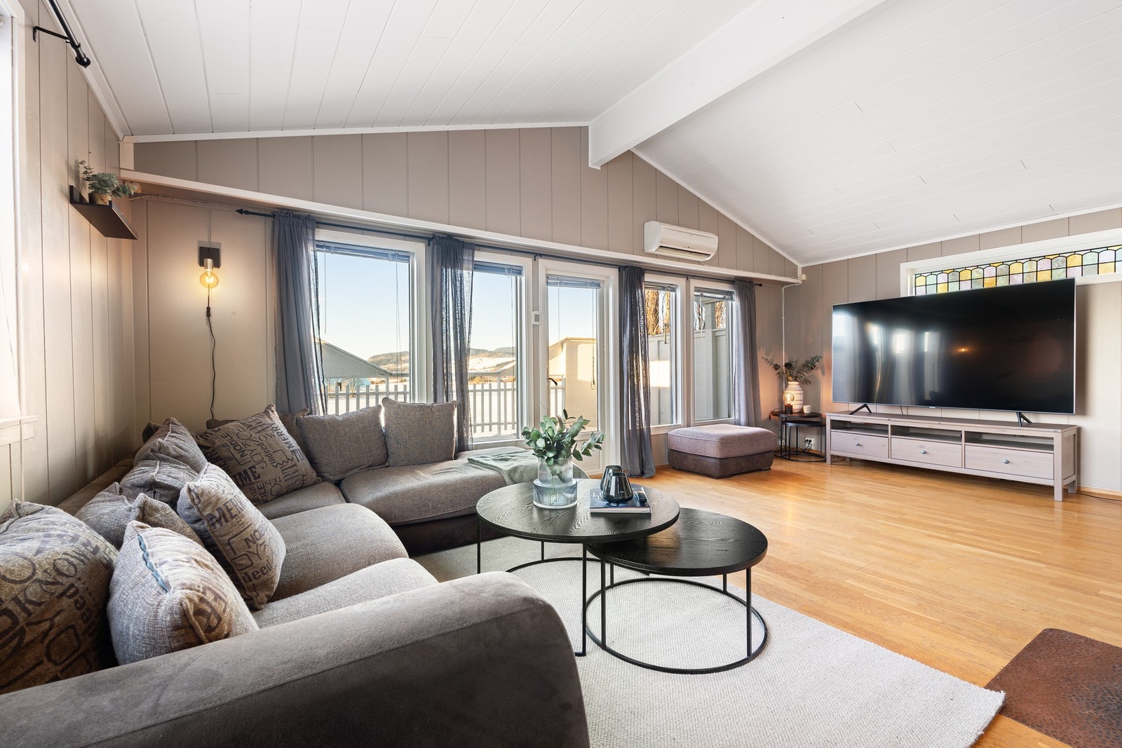 Fra stuen er det utgang til en balkong med flott utsikt og gode solforhold. Galleribilde