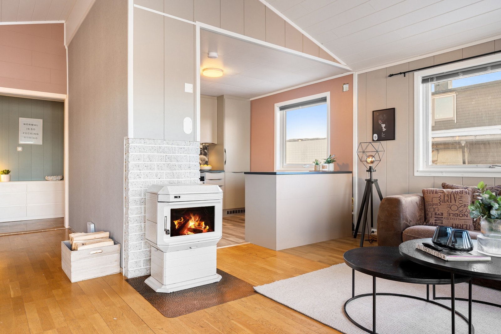 Det er montert vedovn og varmepumpe som gode oppvarmingskilder. Galleribilde