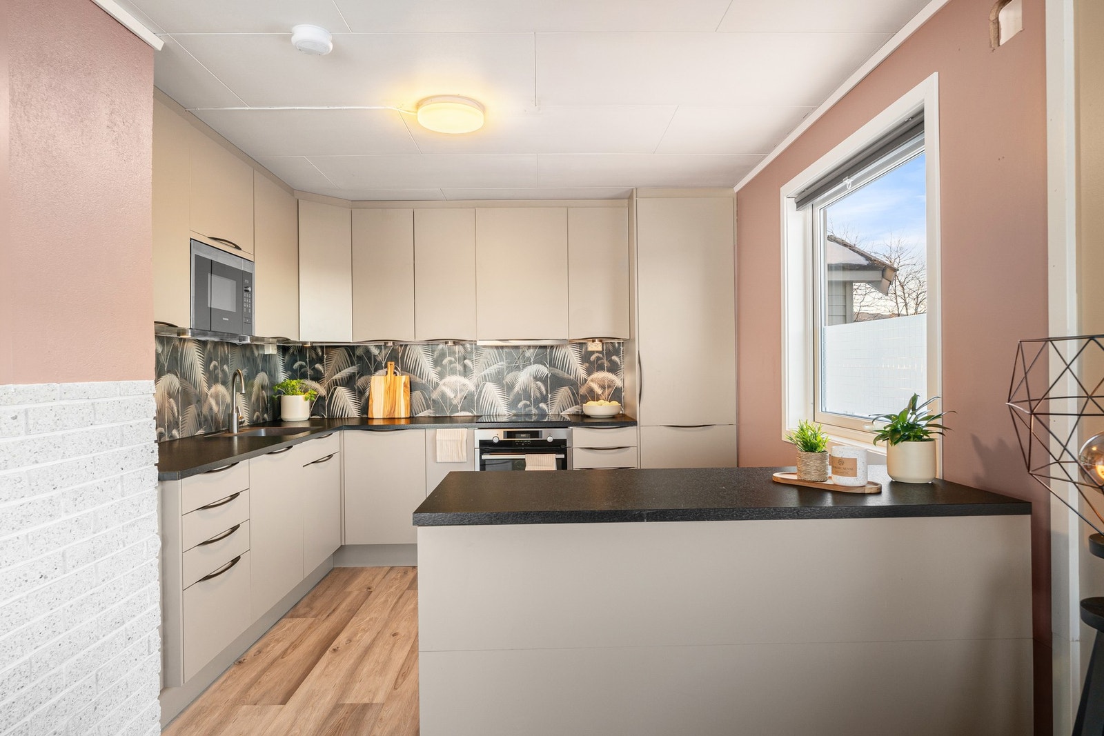 Flott kjøkken i 1.etasje fra 2017. Galleribilde