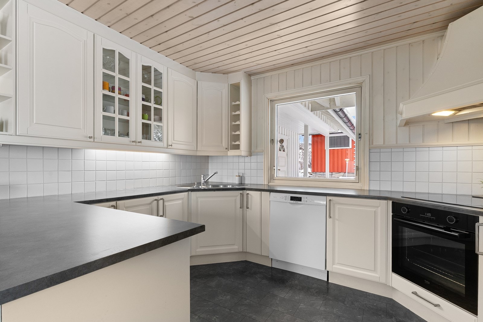 Romslig kjøkken med god plass til oppbevaring. Galleribilde