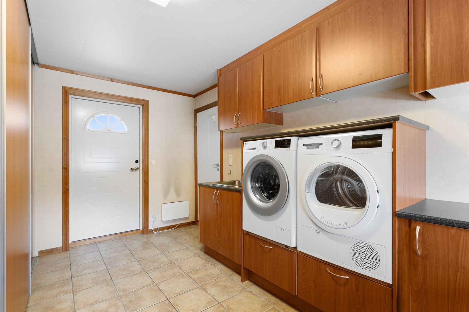 Veggene har våtromstapet. Taket har himlingsplater. Gulvet er flislagt. Rommet har elektriske varmekabler. Galleribilde