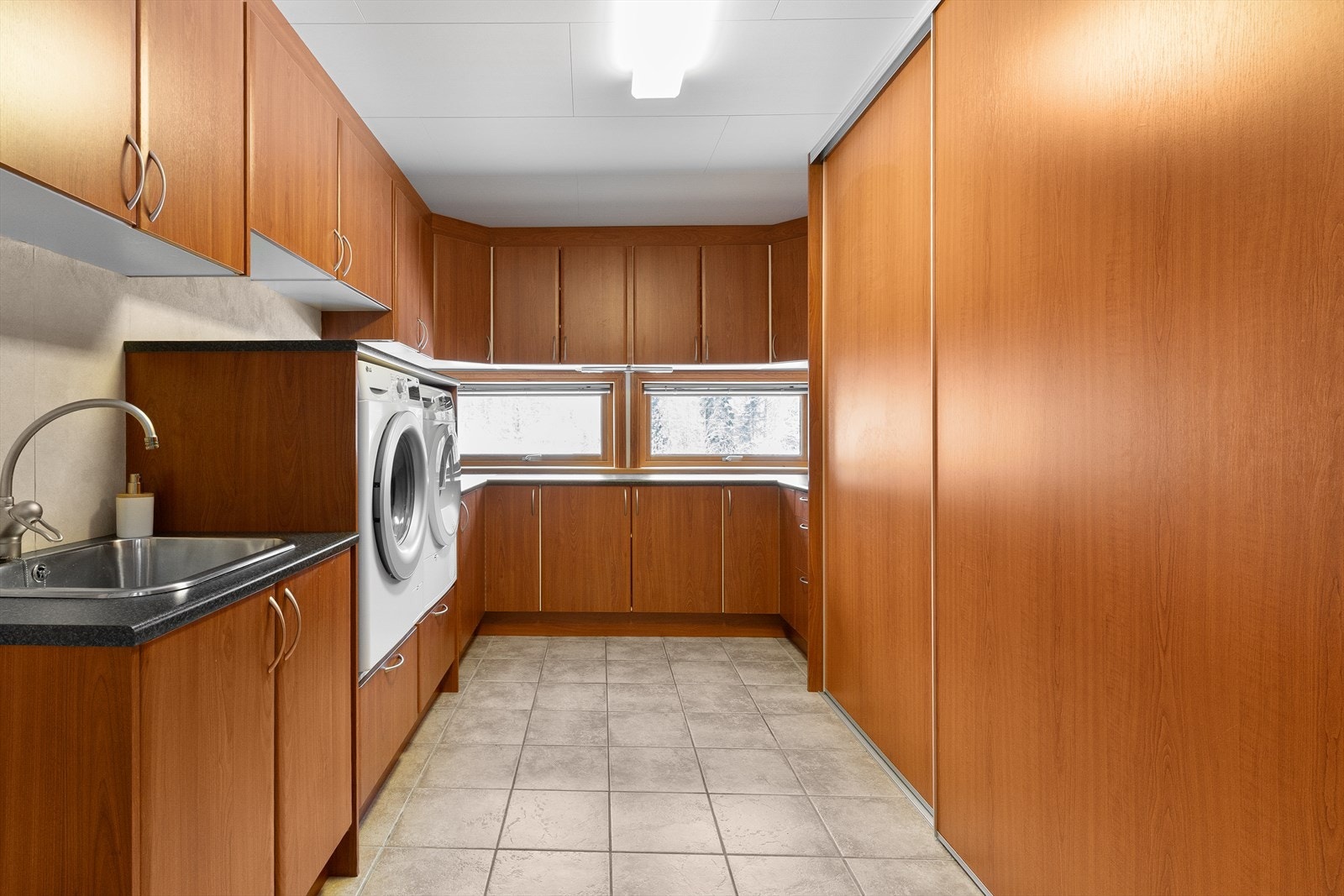 Vaskerom opplyses å være fra 2004. Rommet har vaskerom innredning med laminert benkeplate med nedfelt servant og opplegg for vaskemaskin. Rommet har også skyvedørsgarderobe med god lagringsplass. Galleribilde