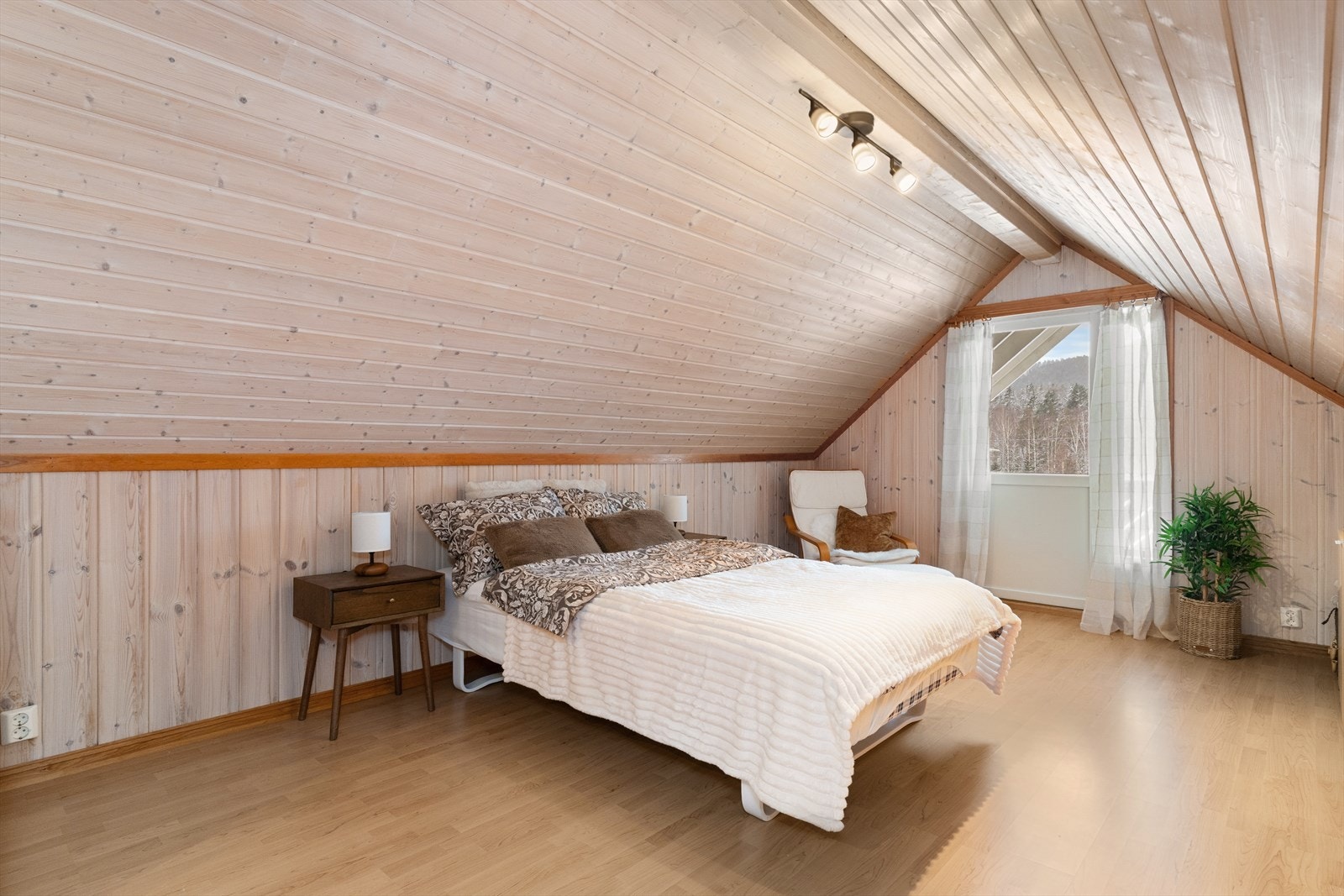 Hovedsoverom med god plass til dobbeltseng og mulighet til kommoder for oppbevaring. Galleribilde