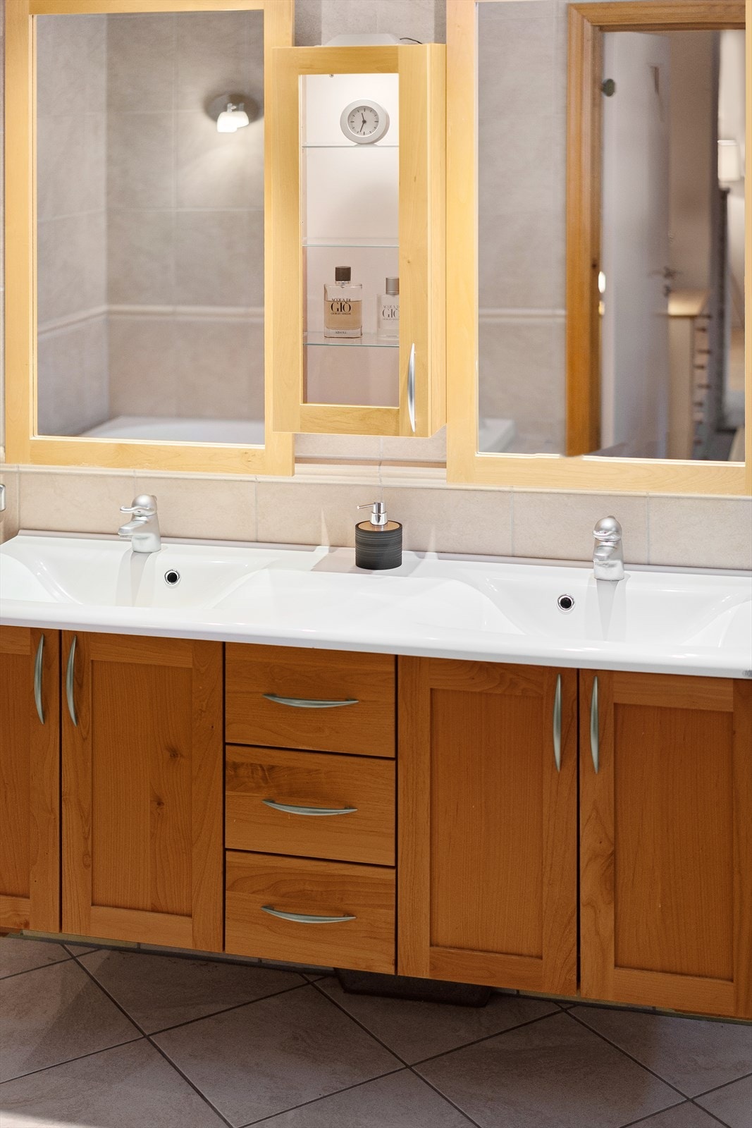 Innredningen på bad har god plass til oppbevaring i skap og skuffer under servant, samt vegghengt skap mellom speil. Galleribilde