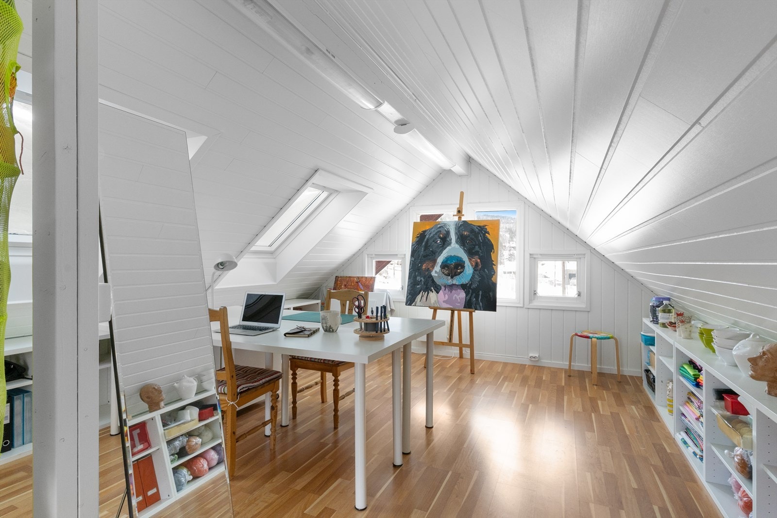 Over garasje er det innredet hobbyrom. Galleribilde
