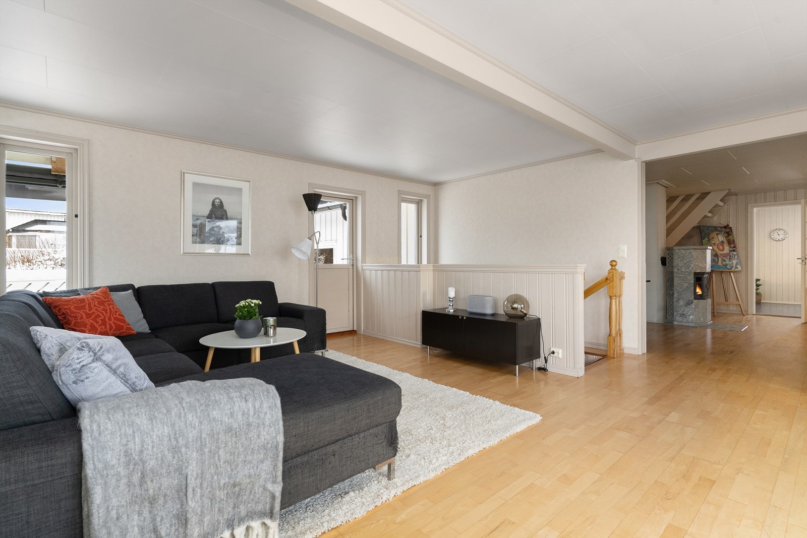 I stue er det også trapper opp til boligens 2. etasje, samt trapp til underetasje. Galleribilde