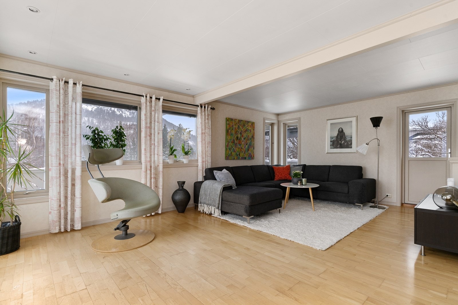 Boligen byr på en romslig og stor stue med god plass til å innrede med flere soner. Galleribilde