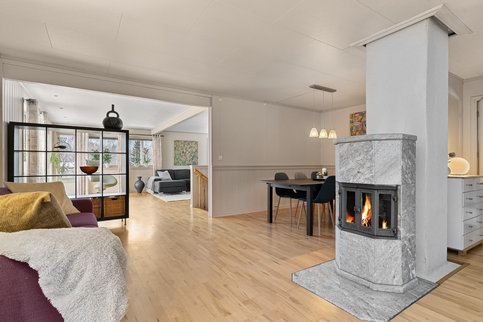 Peis er sentralt plassert i rommet. Perfekt ekstra oppvarmingskilde på kalde vinterkvelder. Galleribilde