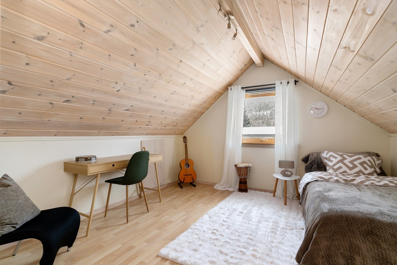 Soverom med god plass til seng, skrivepult og kommode. Galleribilde