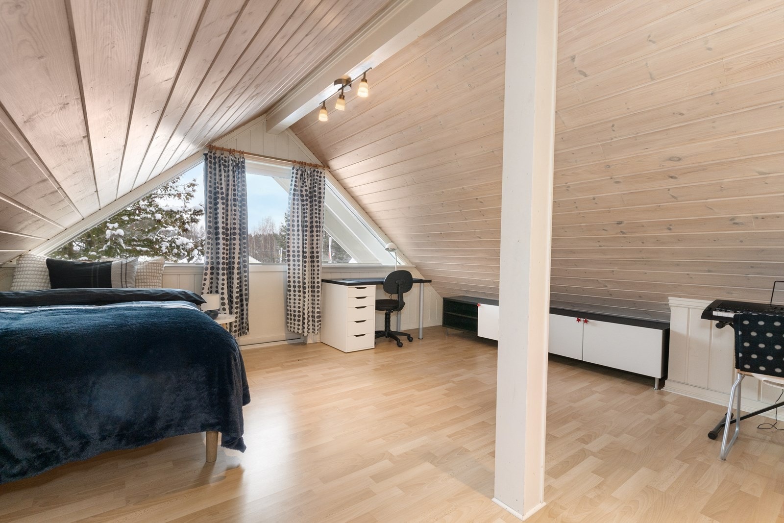 Soverom med god plass til dobbeltseng, skrivepult og kommode. Galleribilde