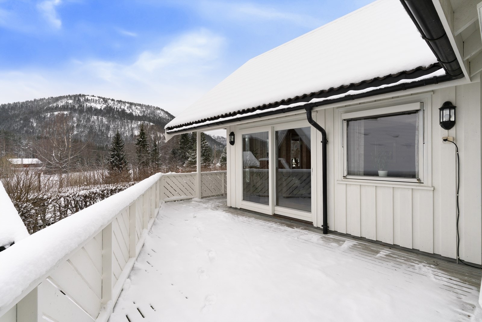 Romslig og stor terrasse med god plass til utemøbler. Galleribilde